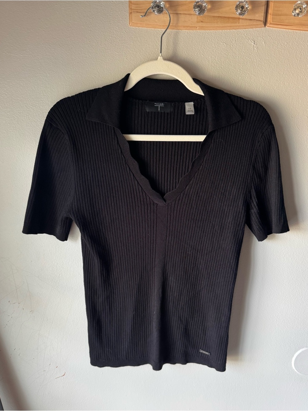 T Tahari Black Ribbed Short Sleeve Polo Sweater Top V-Neck Open Collar Size L